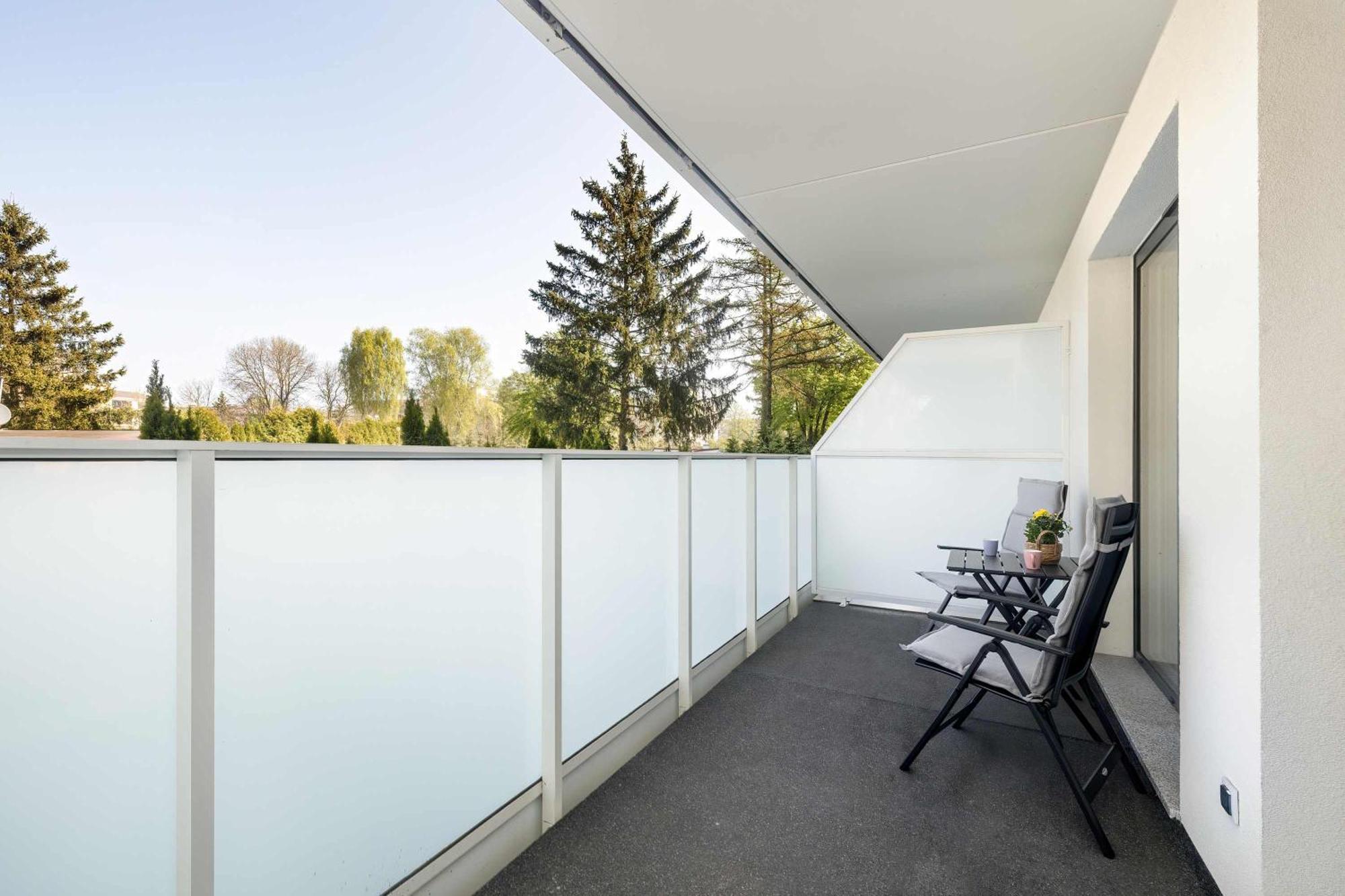 Elegant With Parking In By Renters Prestige Apartment *