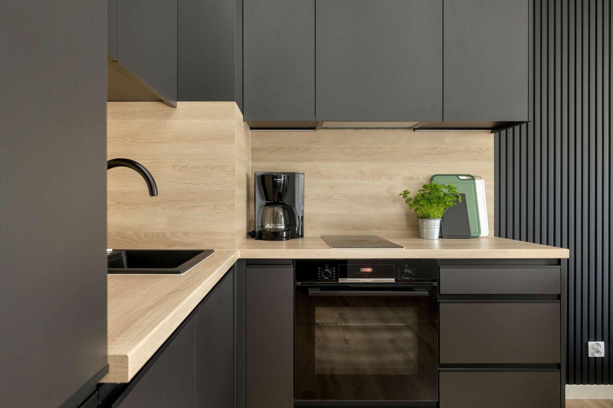 Elegant With Parking In By Renters Prestige Apartment *