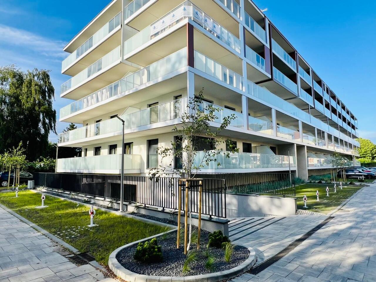 Elegant With Parking In By Renters Prestige